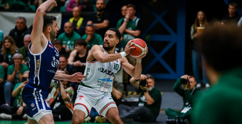 Liderzy zniknęli po przerwie, Śląsk znów przegrał w Gdyni. Remis w ćwierćfinale